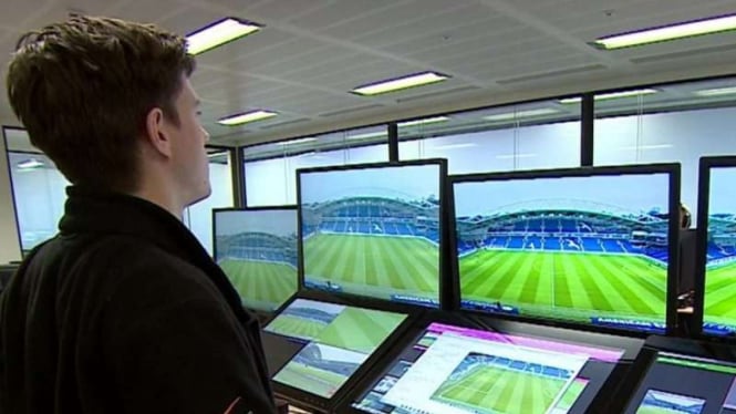 Penggunaan teknologi Video Assistant Referee (VAR) dalam pertandingan sepakbola