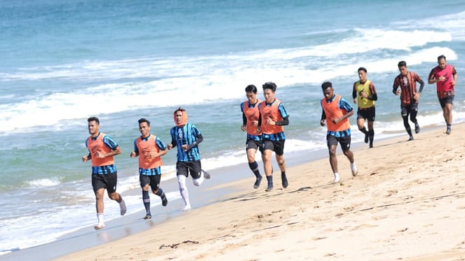 Skuad Arema FC latihan fisik di Pantai Ngantep, Kabupaten Malang