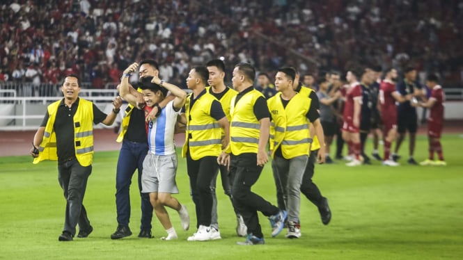 Suporter Indonesia Terobos Masuk Lapangan Indonesia vs Argentina