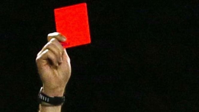 Ilustrasi wasit sepakbola saat mengeluarkan kartu merah.