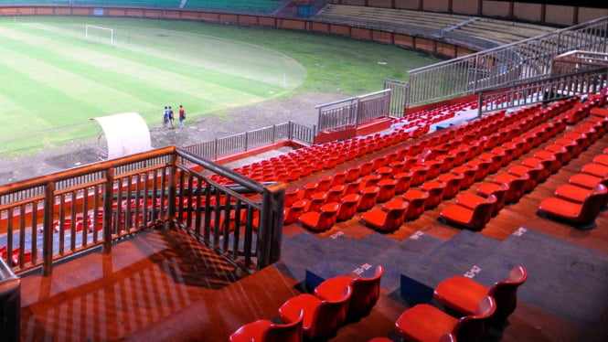Petugas PT Liga Indonesia Baru (LIB) memeriksa kelengkapan Stadion Gelora Madura Ratu Pamelingan (SGRP) saat proses verifikasi di Pamekasan, Jawa Timur, Sabtu, 20 April 2019.