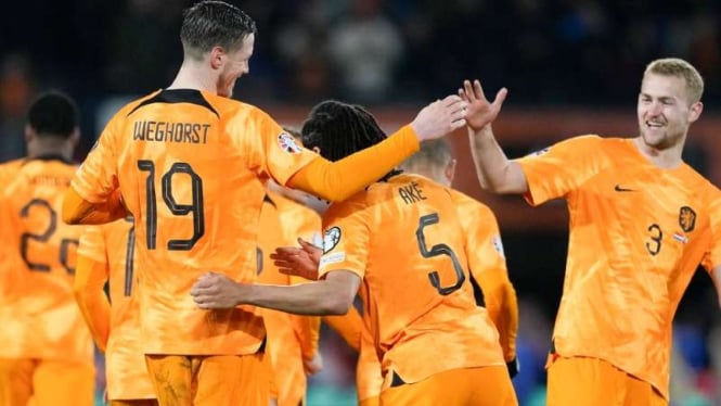 Pemain Timnas Belanda rayakan gol Nathan Ake